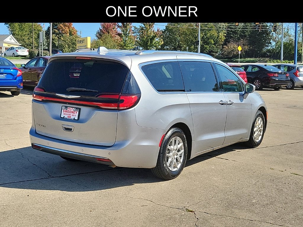 Used 2021 Chrysler Pacifica Touring-L FWD image 4
