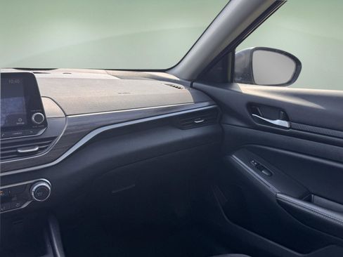 Used 2025 Nissan Altima 2.5 SV image 14