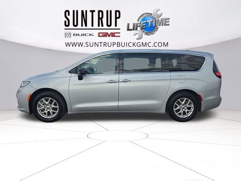 Used 2024 Chrysler Pacifica Touring-L image 2