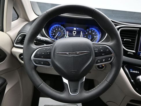 Used 2023 Chrysler Pacifica Touring-L FWD image 14