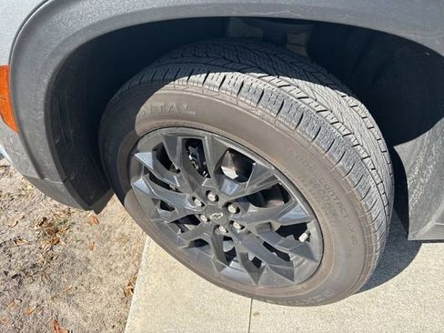 Used 2024 Chevrolet Traverse LT w/ Enhanced Driving Package image 2