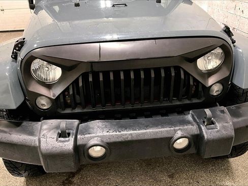 Used 2015 Jeep Wrangler Unlimited Sahara w/ Connectivity Group image 27