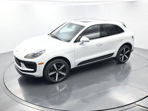 Certified 2025 Porsche Macan AWD/4WD image 34