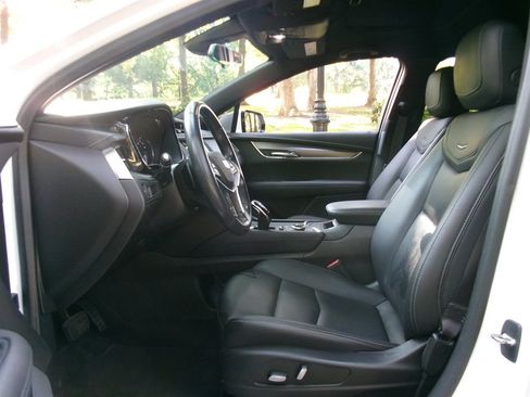 Used 2022 Cadillac XT5 Luxury w/ LPO, Radiant Package FWD image 10