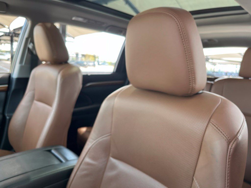 Used 2019 Toyota Highlander Limited Platinum AWD/4WD image 28