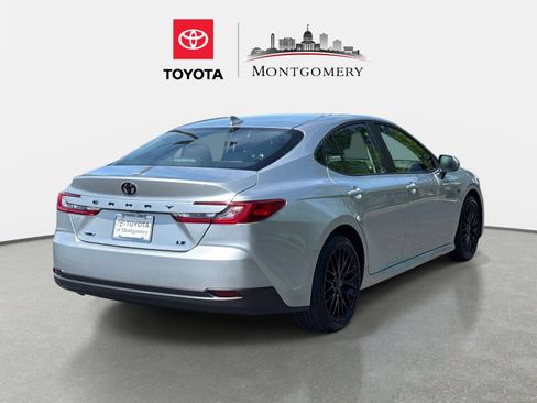 Used 2025 Toyota Camry LE image 3