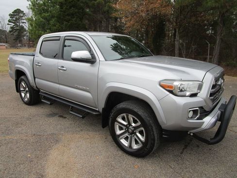 Used 2017 Toyota Tacoma Limited image 5