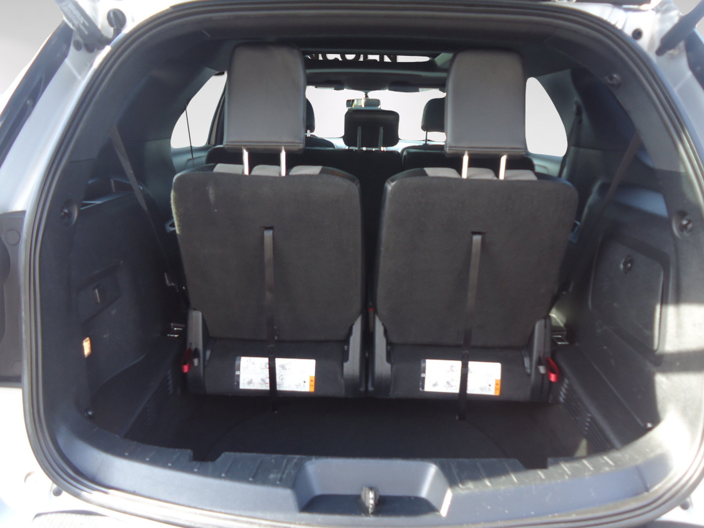 Used 2017 Ford Explorer XLT w/ Equipment Group 202A AWD/4WD image 31