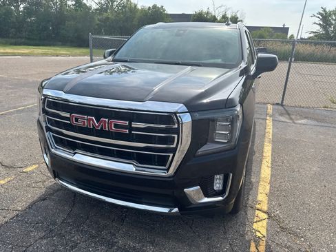 Used 2023 GMC Yukon XL SLT AWD/4WD image 3