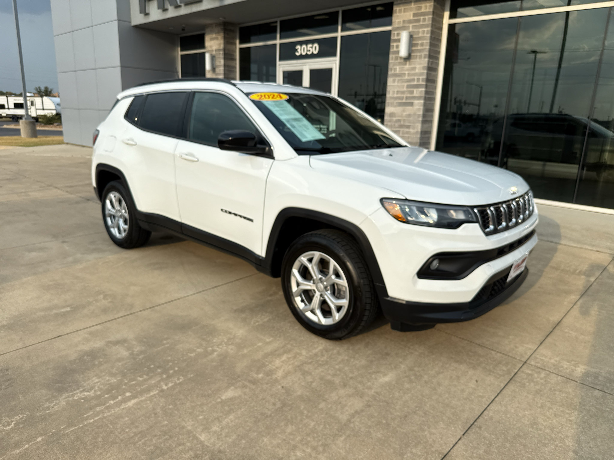 Used 2024 Jeep Compass Latitude AWD/4WD image 1