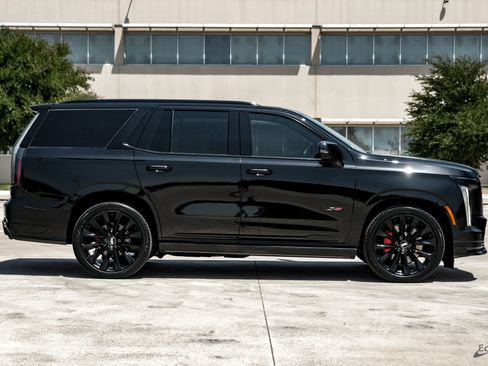 Used 2026 Cadillac Escalade V w/ LPO, ONYX Package AWD/4WD image 21