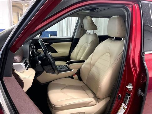 Used 2021 Toyota Highlander XLE AWD/4WD image 10