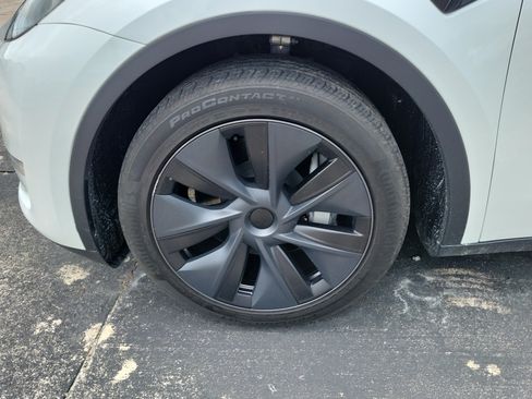 Used 2024 Tesla Model Y 2WD image 4