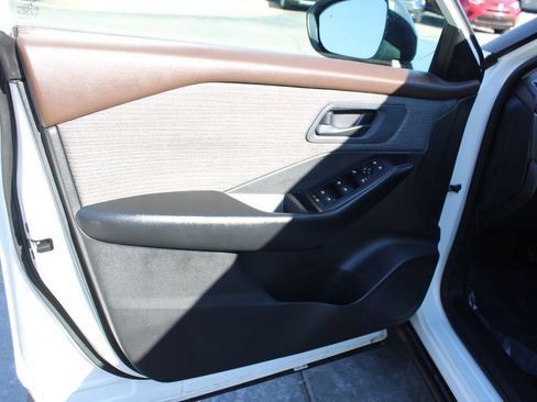 Used 2023 Nissan Rogue S image 18