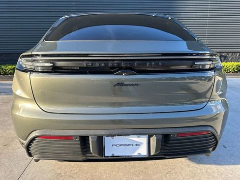 Certified 2025 Porsche Macan Electric image 12