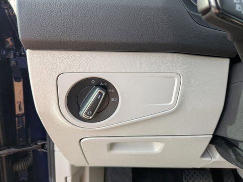 Used 2023 Volkswagen Tiguan SE w/ Panoramic Sunroof Package FWD image 25
