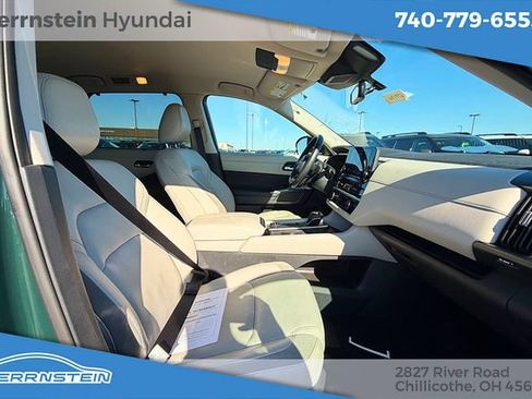 Used 2024 Nissan Pathfinder SL w/ Black Appearance Package AWD/4WD image 30