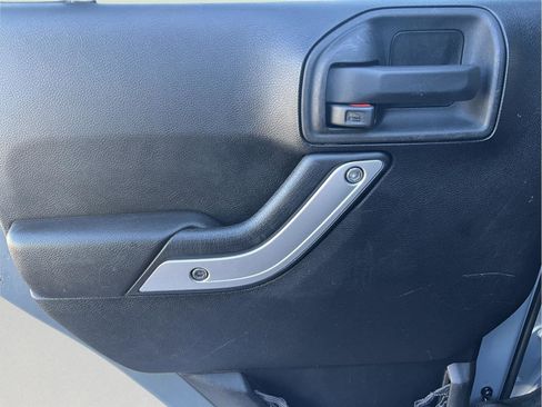 Used 2014 Jeep Wrangler Unlimited Rubicon w/ Connectivity Group image 13