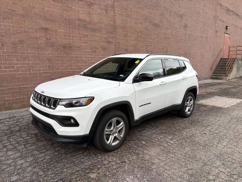 Used 2024 Jeep Compass Latitude AWD/4WD image 1