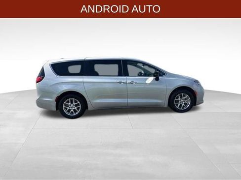 Used 2024 Chrysler Pacifica Touring-L FWD image 8