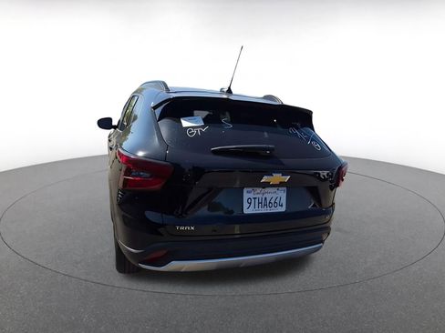 Used 2025 Chevrolet Trax LT w/ LT Convenience Package image 6