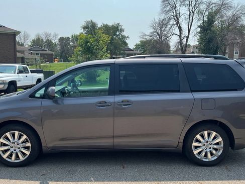 Used 2012 Toyota Sienna XLE AWD/4WD image 8