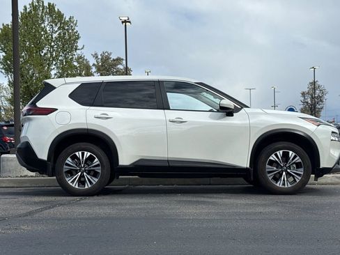 Used 2023 Nissan Rogue SV image 3