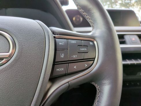 Used 2019 Lexus UX 200 image 21