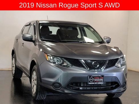 Used 2019 Nissan Rogue Sport S image 2
