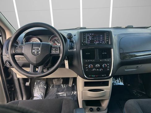 Used 2019 Dodge Grand Caravan SE w/ UConnect Hands-Free Group image 16