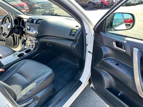 Used 2011 Toyota Highlander SE image 16