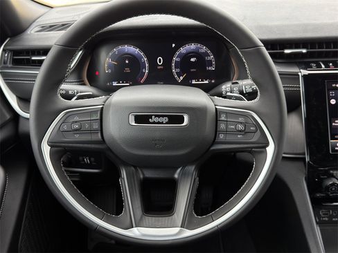 New 2025 Jeep Grand Cherokee L Altitude image 12