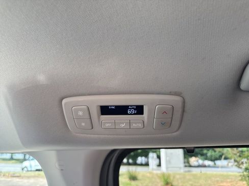 Used 2022 Kia Carnival EX FWD image 12