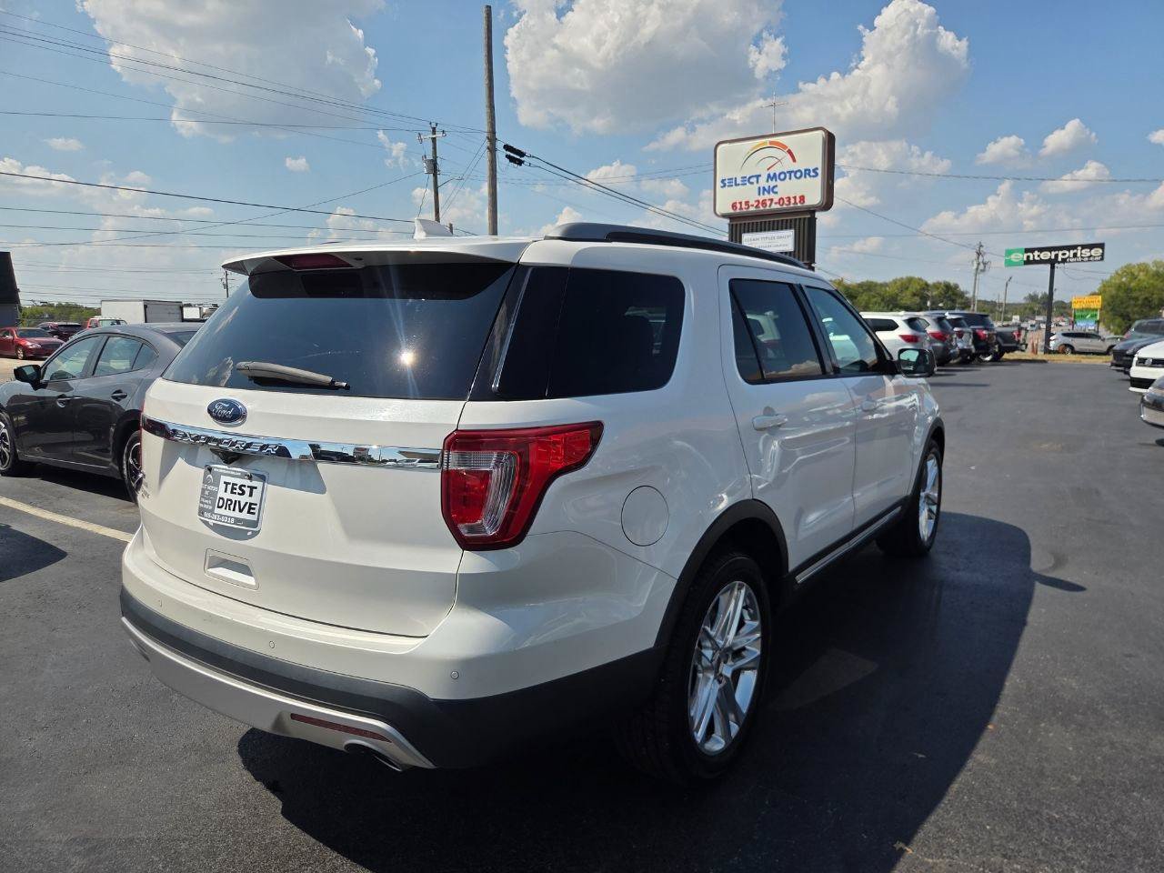 Used 2017 Ford Explorer XLT w/ Equipment Group 202A FWD image 5