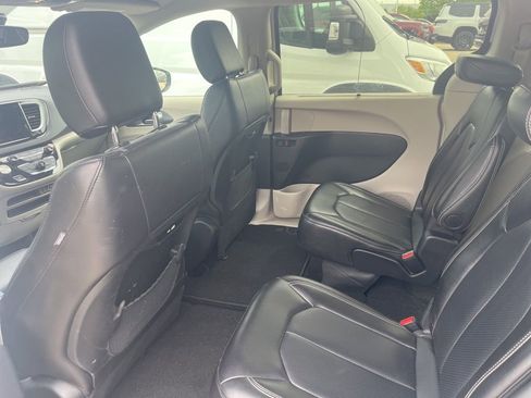 Used 2024 Chrysler Pacifica Touring-L FWD image 5