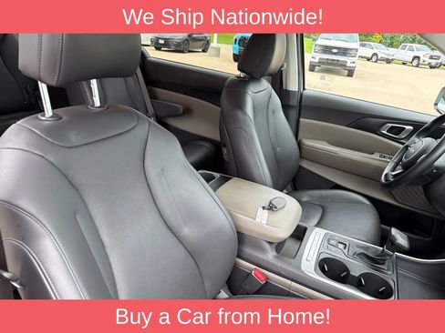 Used 2025 Kia Carnival FWD image 29