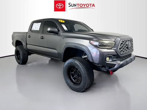 Used 2017 Toyota Tacoma SR5 w/ Tow Package RWD image 1