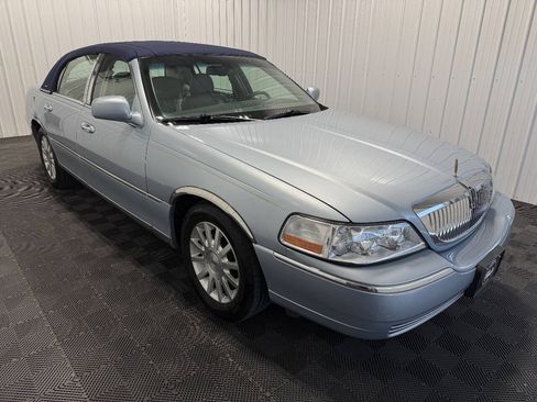 Used 2006 Lincoln Town Car Signature RWD image 2