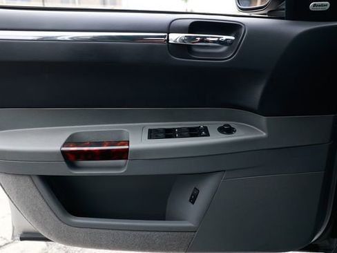 Used 2005 Chrysler 300 C w/ Protection Group II image 42