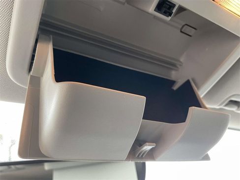 Used 2024 Nissan Titan SV w/ SV Convenience Package image 28