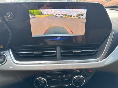 Used 2025 Chevrolet Trax LT FWD image 26