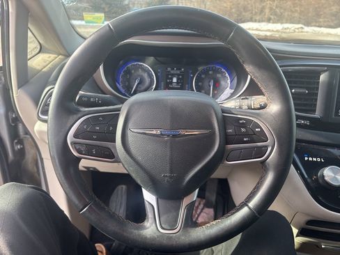 Used 2018 Chrysler Pacifica Touring-L image 14