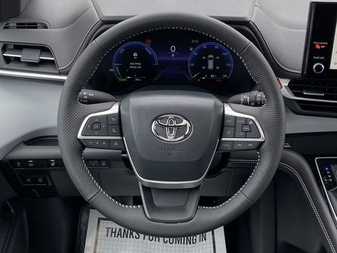 Used 2025 Toyota Sienna XSE image 22