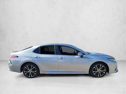 Used 2020 Toyota Camry SE image 4