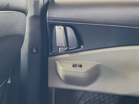 Used 2025 Kia Carnival FWD image 36