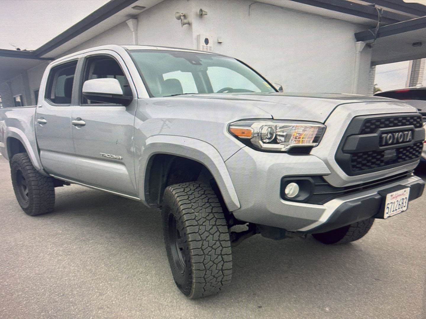 Used 2018 Toyota Tacoma SR5 AWD/4WD image 9