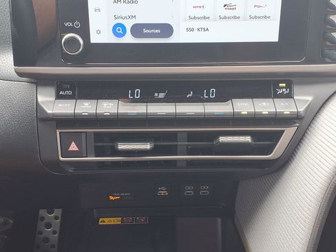 Used 2025 Toyota Camry SE w/ Convenience Package image 15