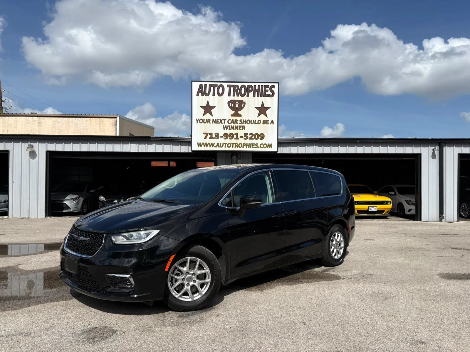 Used 2024 Chrysler Pacifica Touring-L FWD image 1