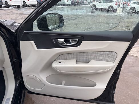 Used 2022 Volvo XC60 B5 Momentum image 36