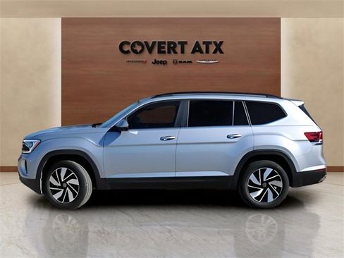 Used 2025 Volkswagen Atlas SE image 2